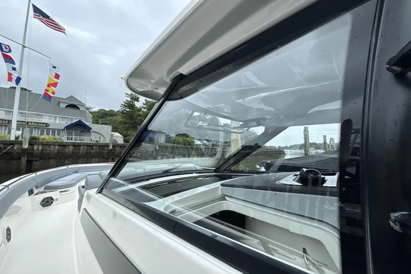 Slide: The Image of Boston Whaler 420 Outrage 2025 - 101