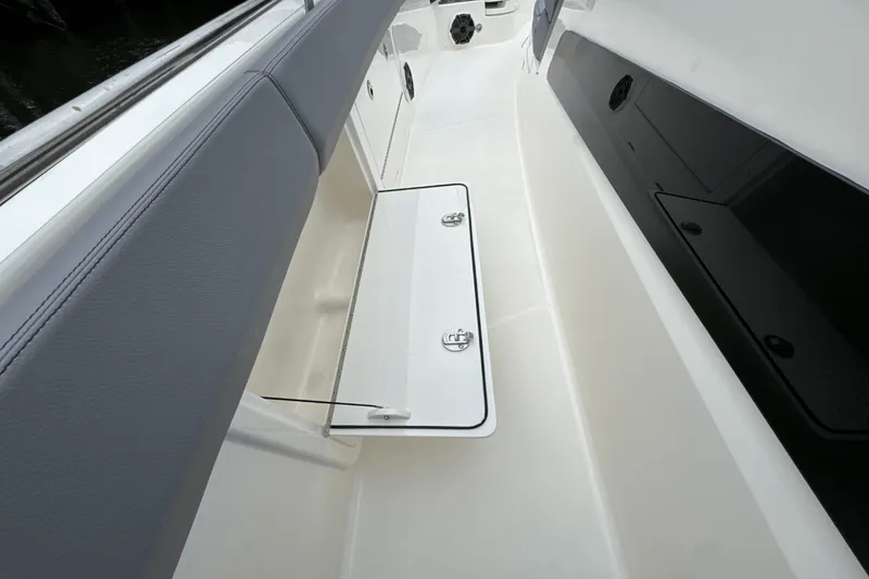 Slide: The Image of Boston Whaler 420 Outrage 2025 - 102