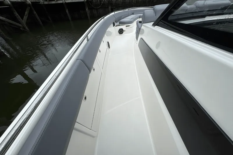 Slide: The Image of Boston Whaler 420 Outrage 2025 - 103
