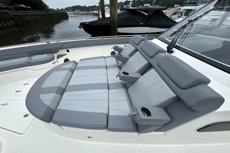 Slide: The Image of Boston Whaler 420 Outrage 2025 - 105