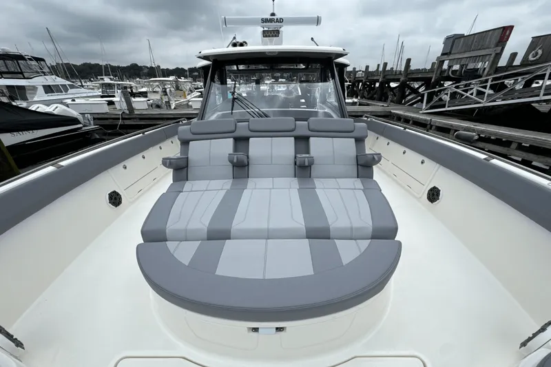 Slide: The Image of Boston Whaler 420 Outrage 2025 - 106