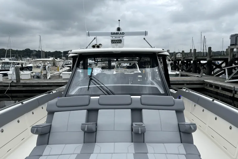 Slide: The Image of Boston Whaler 420 Outrage 2025 - 108