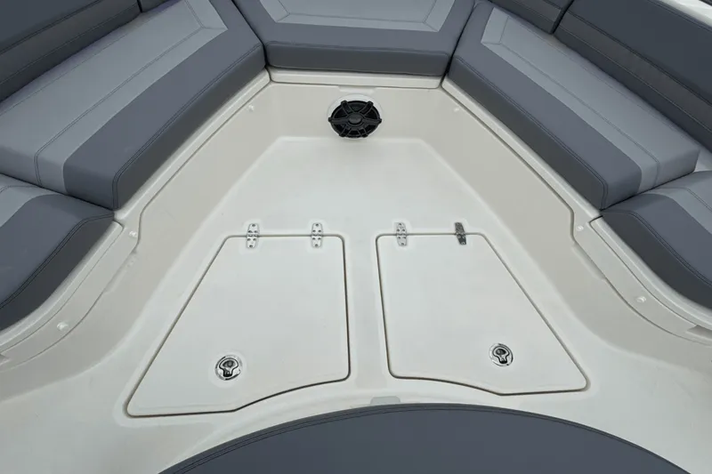 Slide: The Image of Boston Whaler 420 Outrage 2025 - 111