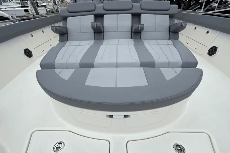 Slide: The Image of Boston Whaler 420 Outrage 2025 - 113