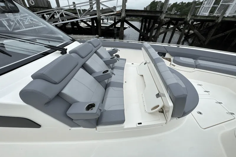 Slide: The Image of Boston Whaler 420 Outrage 2025 - 114