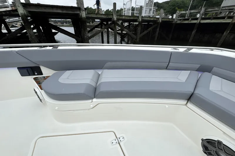 Slide: The Image of Boston Whaler 420 Outrage 2025 - 117