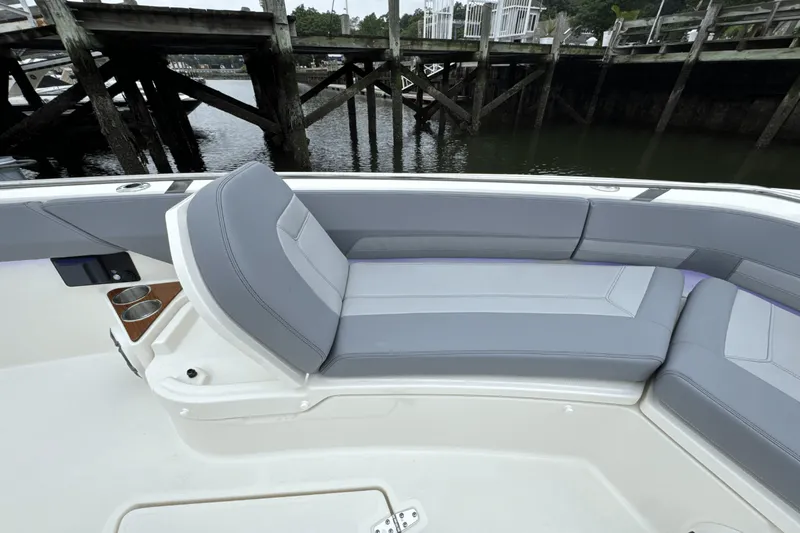 Slide: The Image of Boston Whaler 420 Outrage 2025 - 118