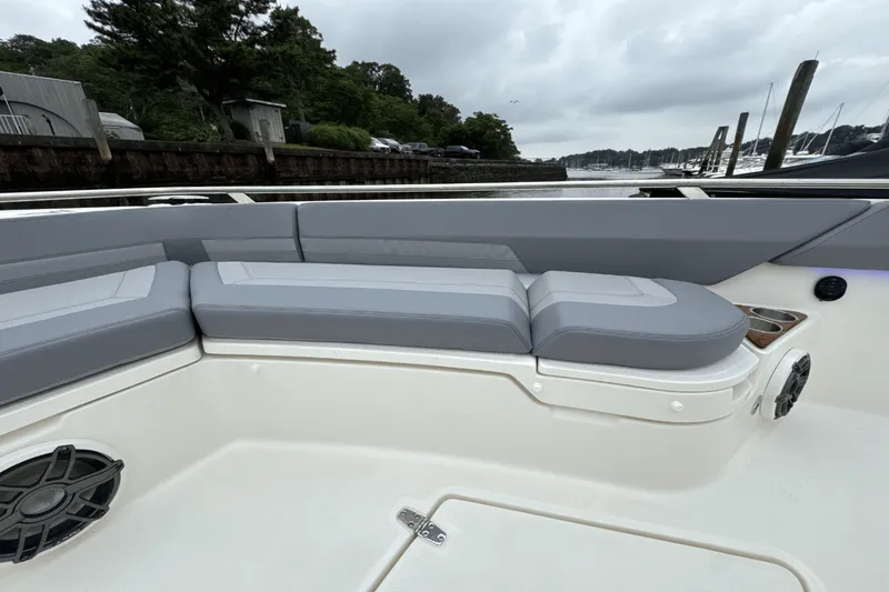 Slide: The Image of Boston Whaler 420 Outrage 2025 - 119