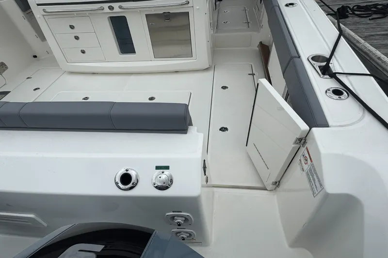 Slide: The Image of Boston Whaler 420 Outrage 2025 - 12