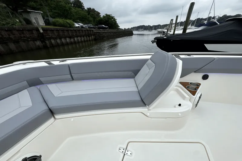 Slide: The Image of Boston Whaler 420 Outrage 2025 - 120