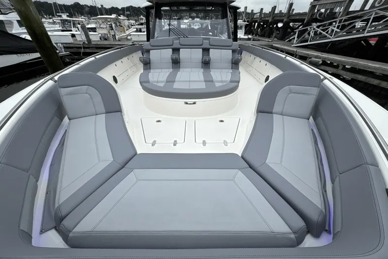 Slide: The Image of Boston Whaler 420 Outrage 2025 - 121