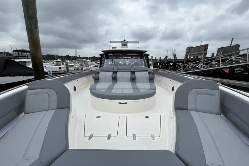 Slide: The Image of Boston Whaler 420 Outrage 2025 - 122