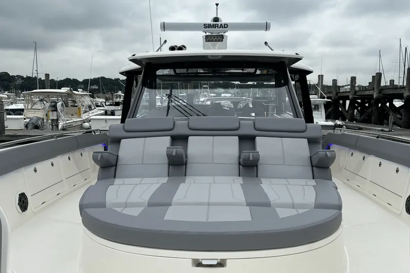 Slide: The Image of Boston Whaler 420 Outrage 2025 - 123