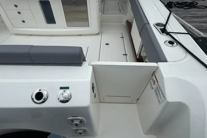 Slide: The Image of Boston Whaler 420 Outrage 2025 - 13