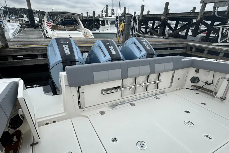 Slide: The Image of Boston Whaler 420 Outrage 2025 - 14