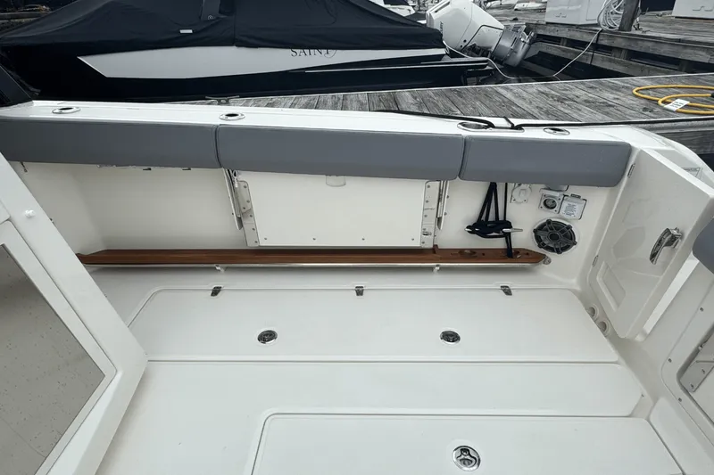 Slide: The Image of Boston Whaler 420 Outrage 2025 - 15