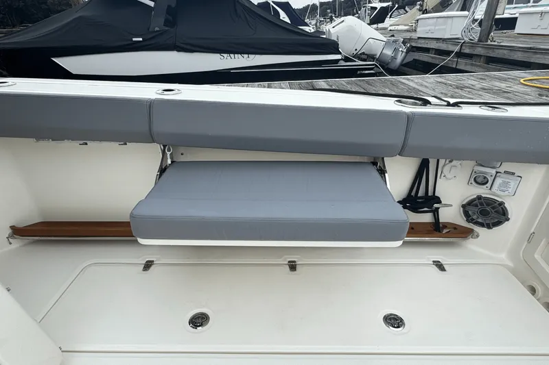 Slide: The Image of Boston Whaler 420 Outrage 2025 - 16