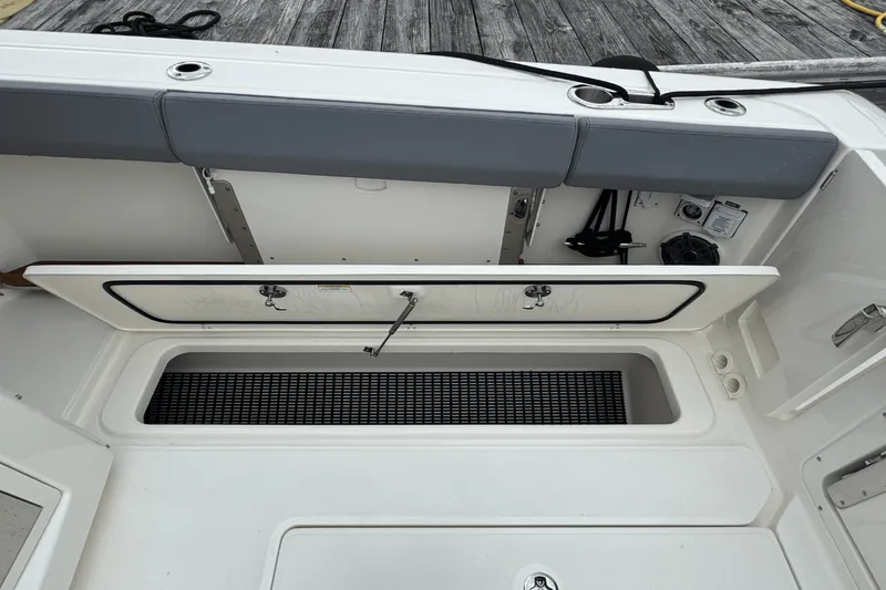 Slide: The Image of Boston Whaler 420 Outrage 2025 - 18