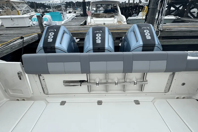 Slide: The Image of Boston Whaler 420 Outrage 2025 - 19