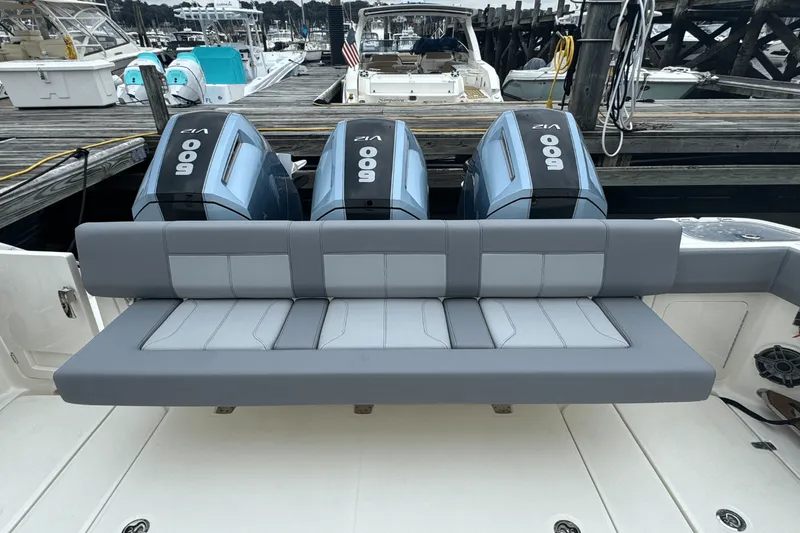 Slide: The Image of Boston Whaler 420 Outrage 2025 - 20