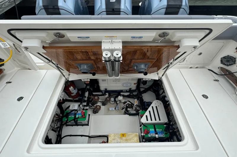 Slide: The Image of Boston Whaler 420 Outrage 2025 - 21