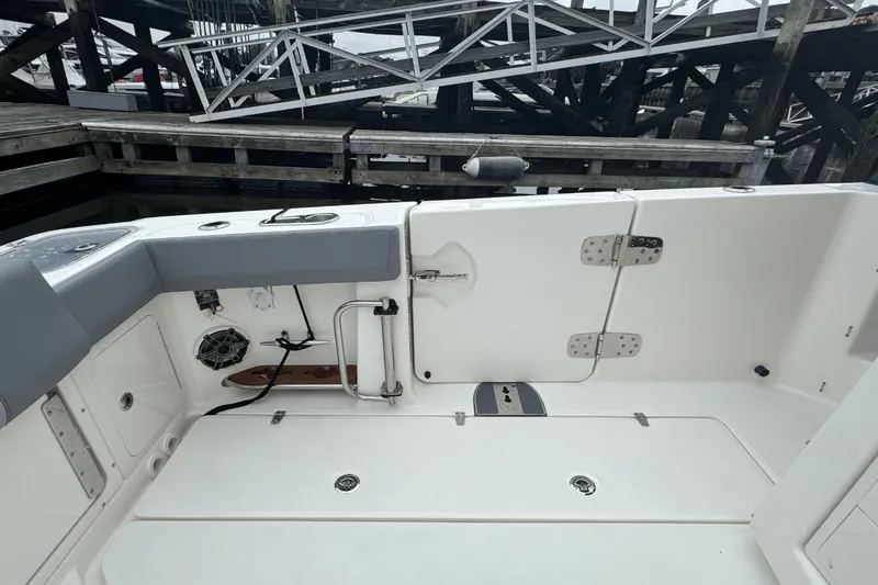 Slide: The Image of Boston Whaler 420 Outrage 2025 - 23