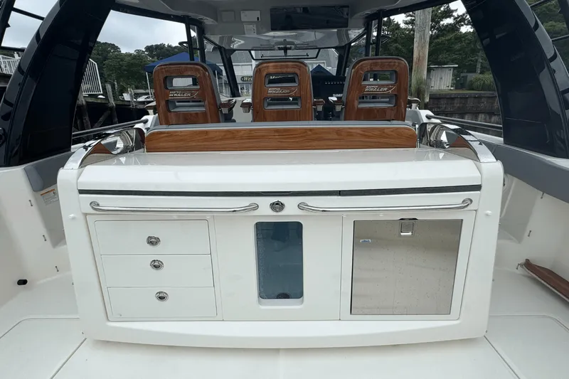 Slide: The Image of Boston Whaler 420 Outrage 2025 - 24