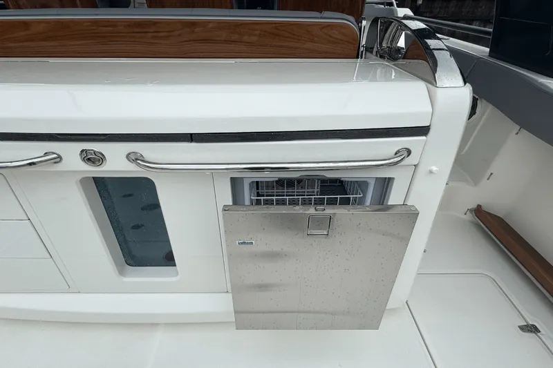 Slide: The Image of Boston Whaler 420 Outrage 2025 - 25