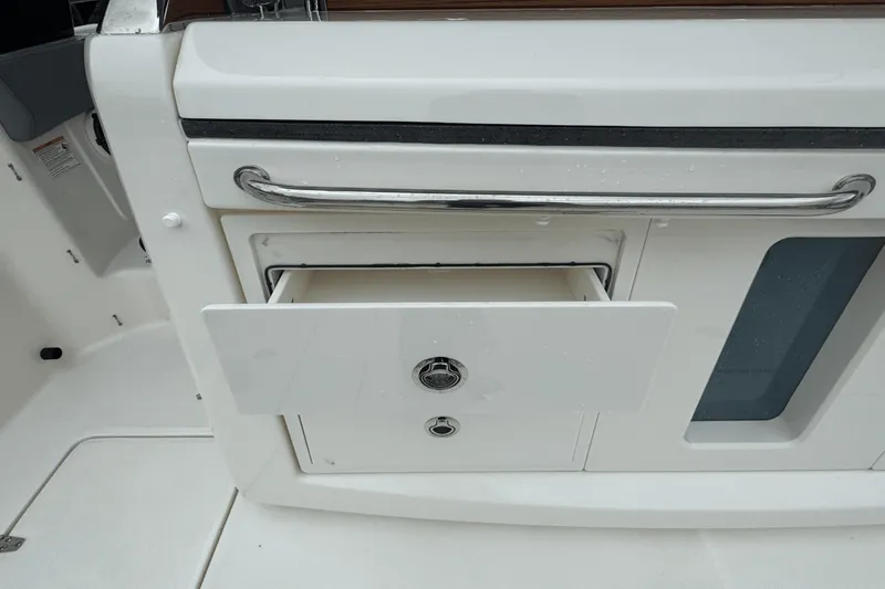 Slide: The Image of Boston Whaler 420 Outrage 2025 - 26