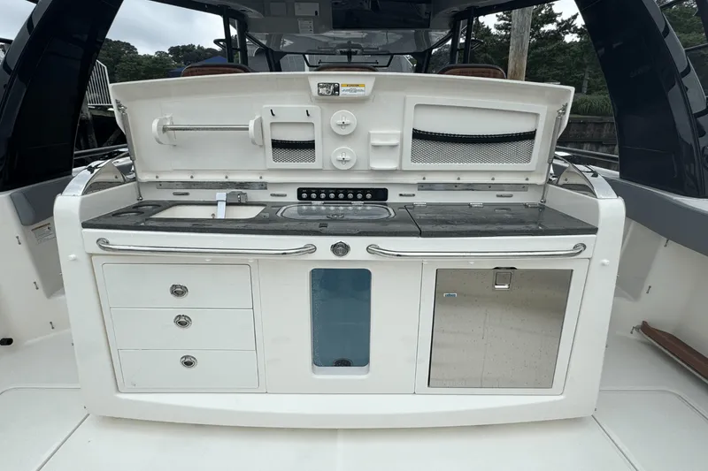 Slide: The Image of Boston Whaler 420 Outrage 2025 - 27