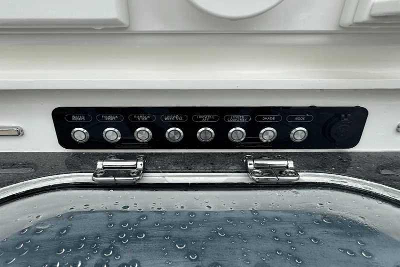 Slide: The Image of Boston Whaler 420 Outrage 2025 - 29