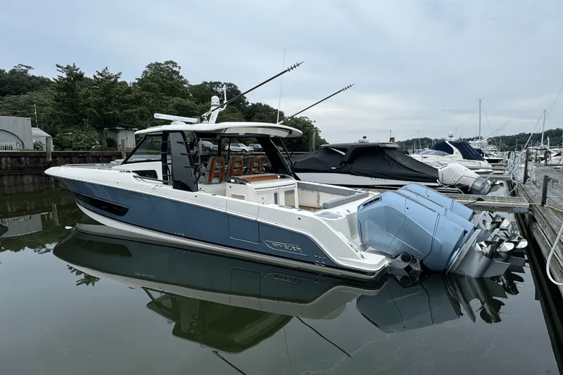 Slide: The Image of Boston Whaler 420 Outrage 2025 - 3