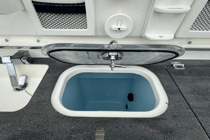 Slide: The Image of Boston Whaler 420 Outrage 2025 - 30