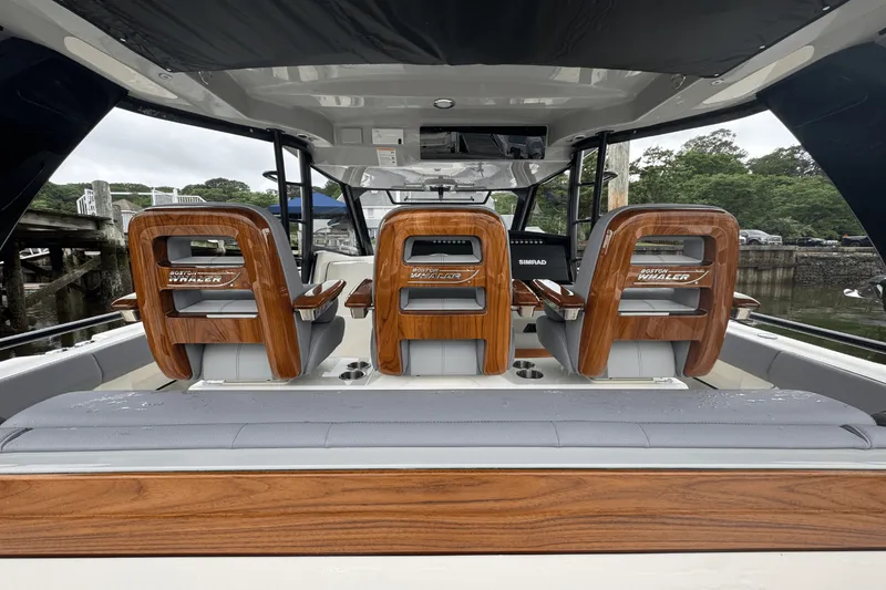 Slide: The Image of Boston Whaler 420 Outrage 2025 - 32