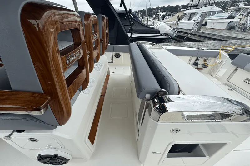Slide: The Image of Boston Whaler 420 Outrage 2025 - 33