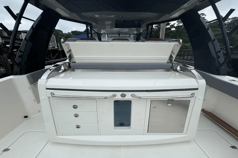 Slide: The Image of Boston Whaler 420 Outrage 2025 - 34