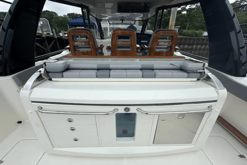 Slide: The Image of Boston Whaler 420 Outrage 2025 - 35