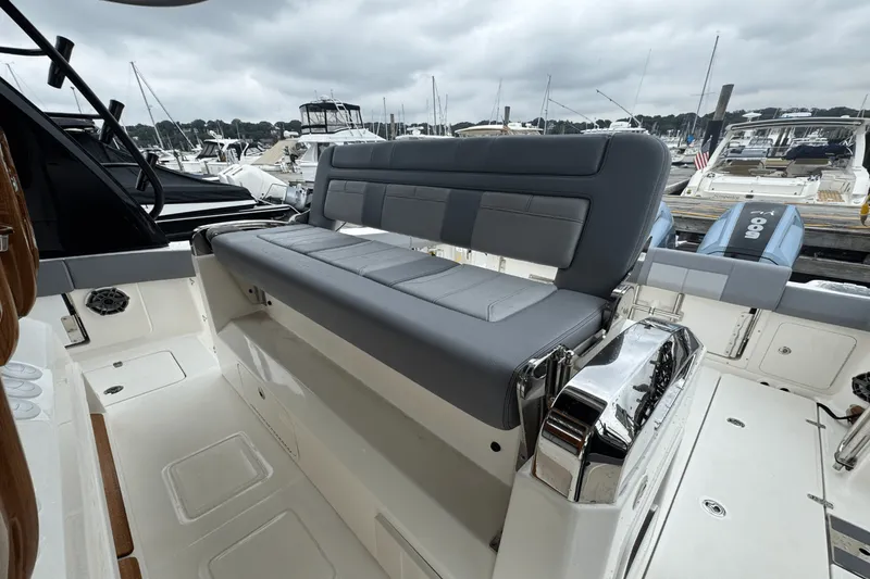 Slide: The Image of Boston Whaler 420 Outrage 2025 - 38