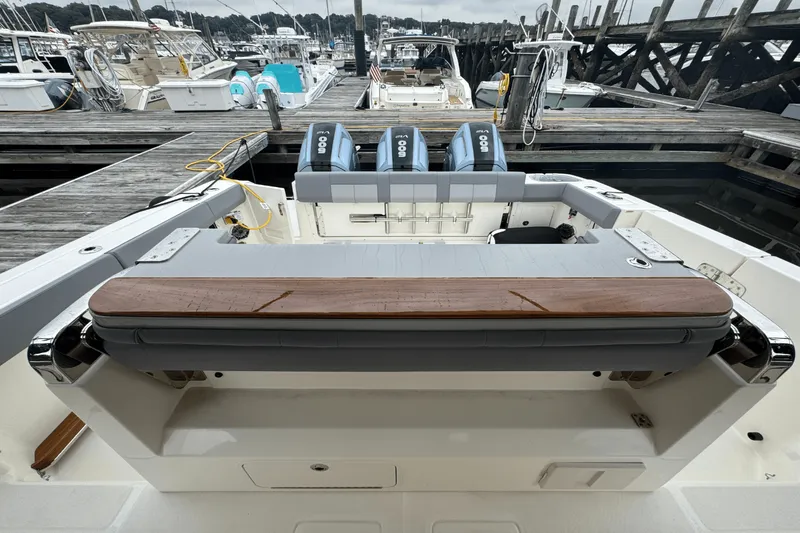 Slide: The Image of Boston Whaler 420 Outrage 2025 - 39