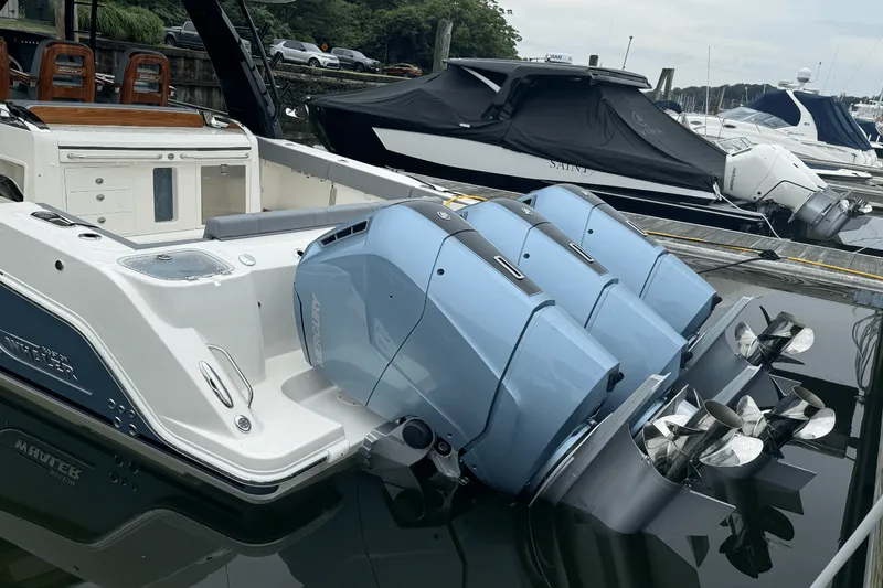 Slide: The Image of Boston Whaler 420 Outrage 2025 - 4