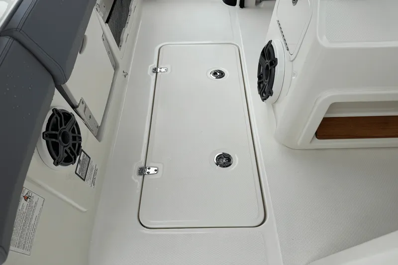 Slide: The Image of Boston Whaler 420 Outrage 2025 - 40