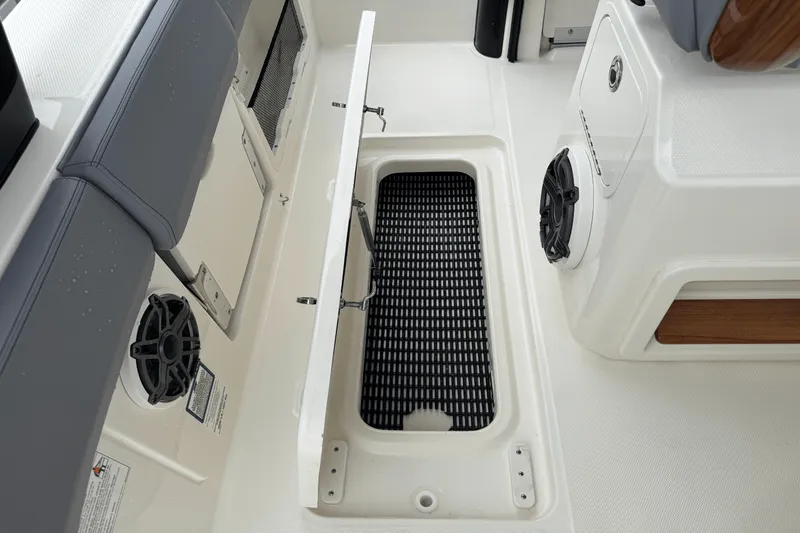 Slide: The Image of Boston Whaler 420 Outrage 2025 - 41