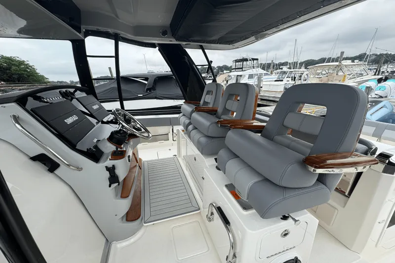 Slide: The Image of Boston Whaler 420 Outrage 2025 - 44