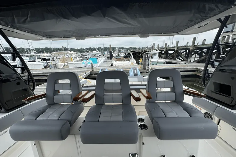 Slide: The Image of Boston Whaler 420 Outrage 2025 - 46