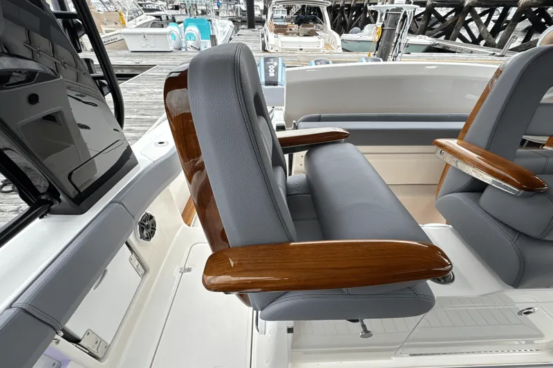 Slide: The Image of Boston Whaler 420 Outrage 2025 - 47