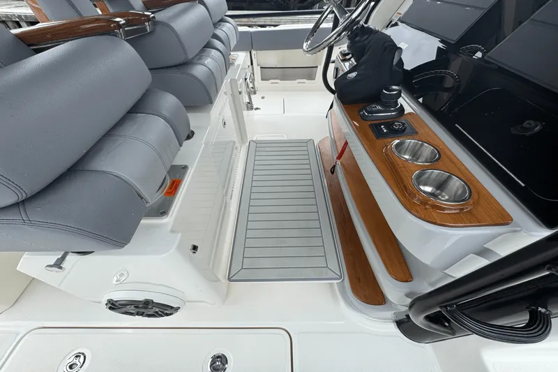 Slide: The Image of Boston Whaler 420 Outrage 2025 - 48