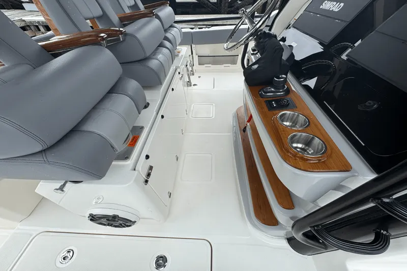 Slide: The Image of Boston Whaler 420 Outrage 2025 - 49