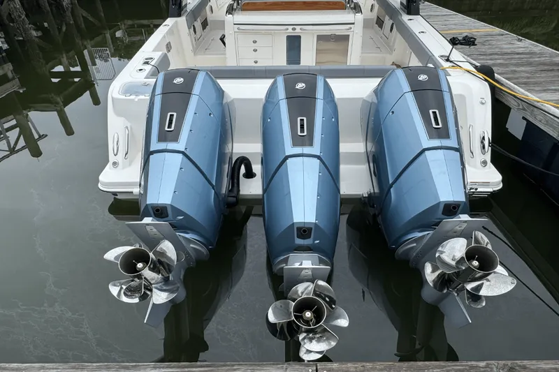 Slide: The Image of Boston Whaler 420 Outrage 2025 - 5