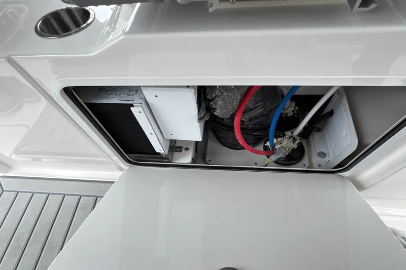 Slide: The Image of Boston Whaler 420 Outrage 2025 - 51