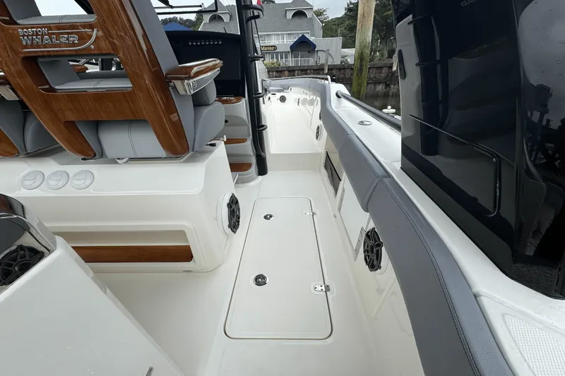 Slide: The Image of Boston Whaler 420 Outrage 2025 - 52